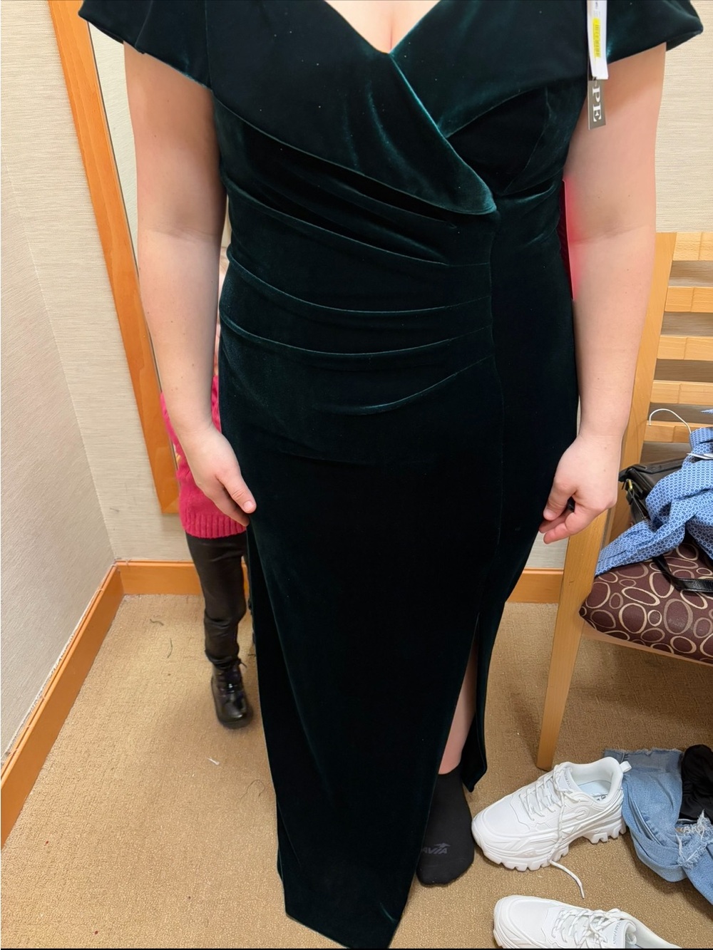 Elegant Off-Shoulder Velvet Evening Dress in Deep Green - Picture 2 of 4